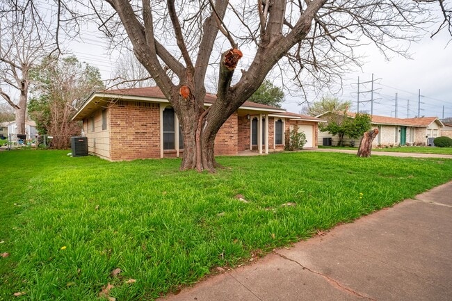 Building Photo - Simple 3 Bedroom, 2 Bath Home in South Aus...