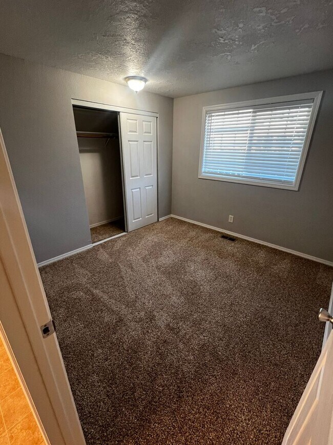 Building Photo - New carpet, kitchen, appliances, paint! Great neighborhood.