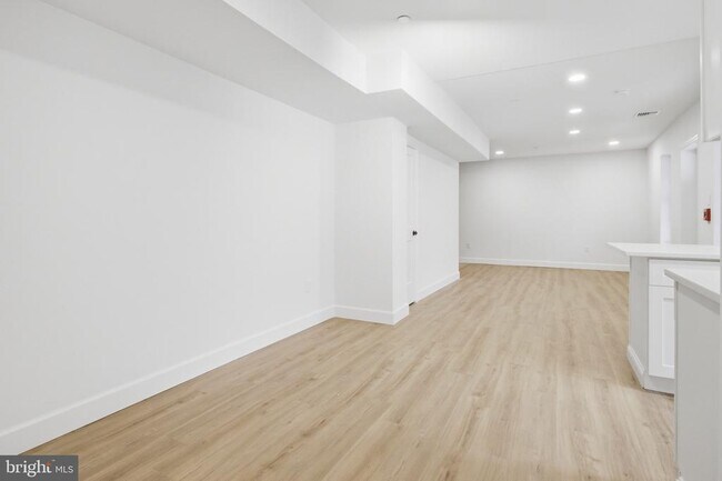 Building Photo - 100 W Front St