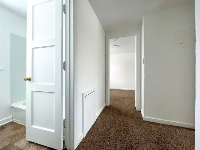 Building Photo - 2 bed, 1 bath condo