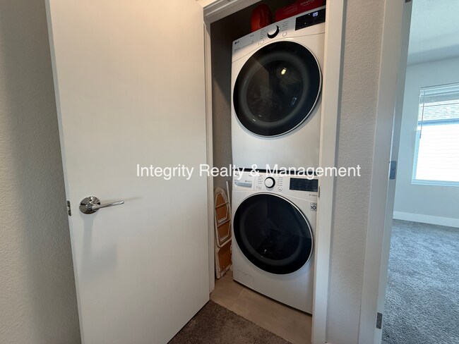 Building Photo - 5557 W 10th Ave