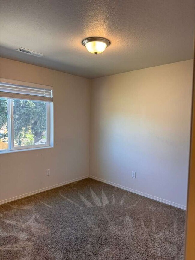 Building Photo - 1642 Zoe Ave