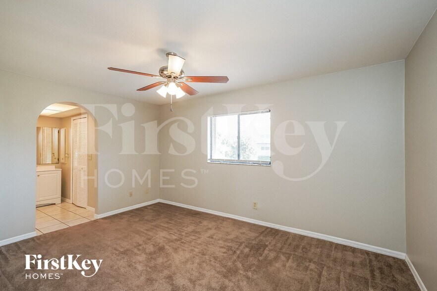 Building Photo - 3325 SW 6th Ave