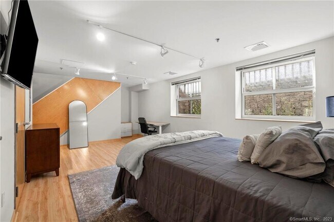 Building Photo - 10 Ann St