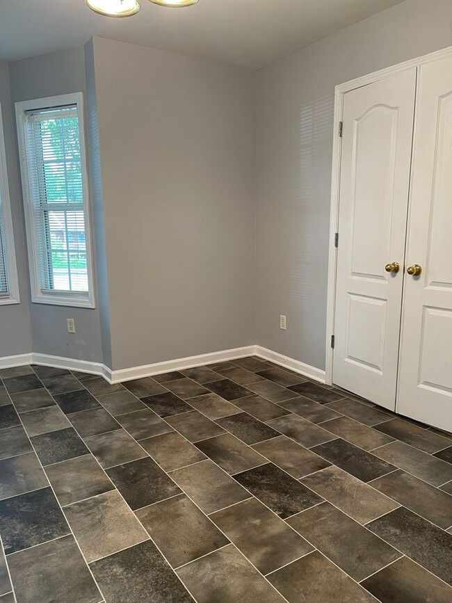 Building Photo - Spacious Townhouse