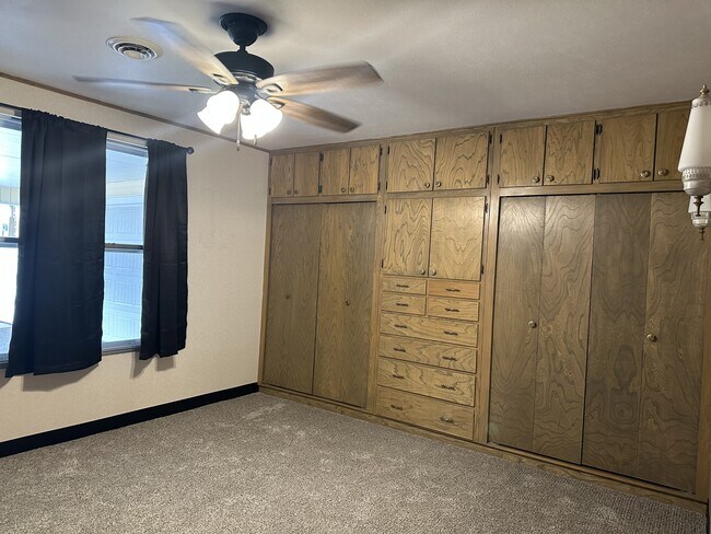 Building Photo - 260 Mark Twain Dr