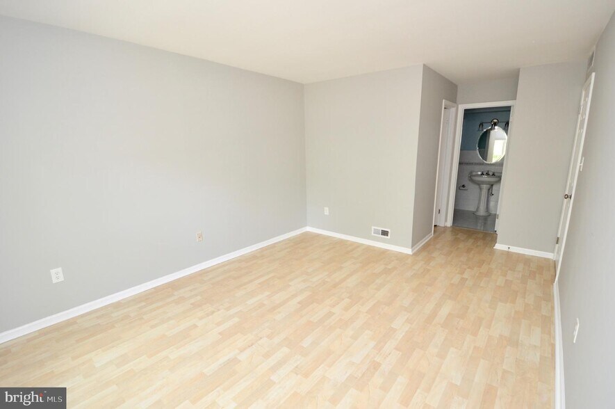 Building Photo - 340 Woodlake Dr