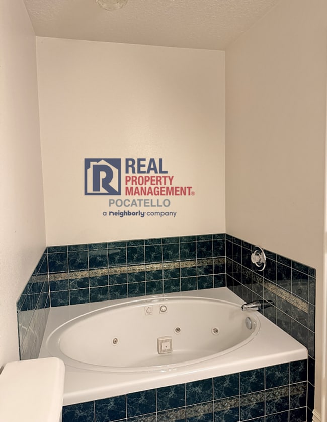 Building Photo - 4 bedroom 3 bathroom - 2 car garage -This ...