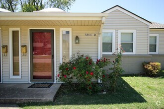 Building Photo - Charming Midtown Condo 2 Blocks From Brook...