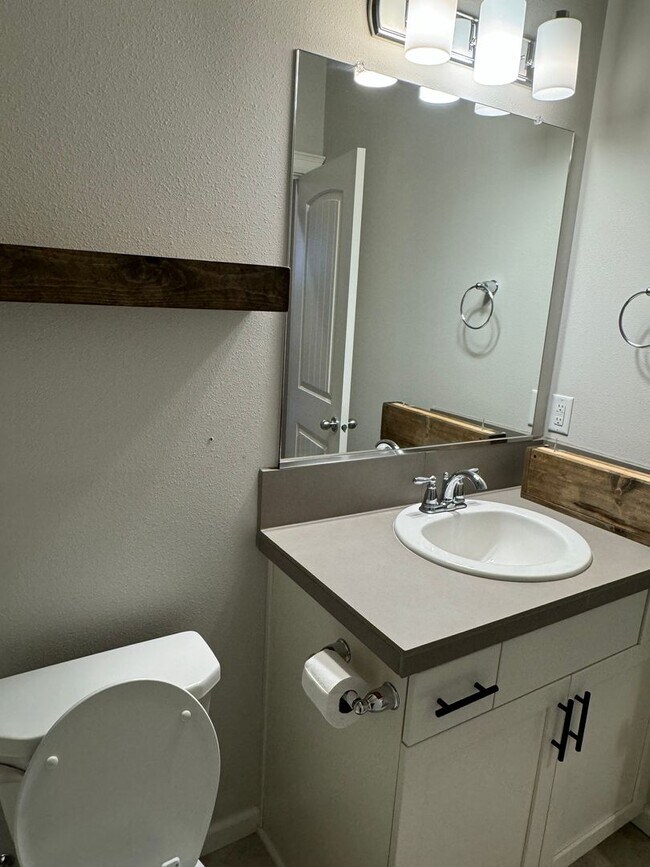 Building Photo - Charming 3-Bedroom Home