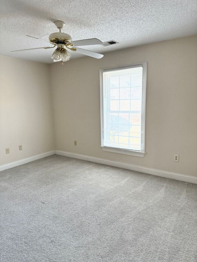 Building Photo - Lexington-Offering Self Guided Tour with RENTLY!