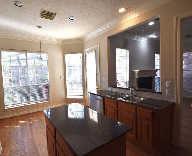 Building Photo - 2835 Briarhurst Park