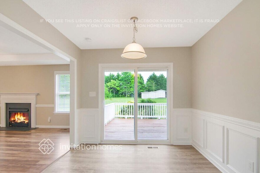 Building Photo - 386 Rosa Cir