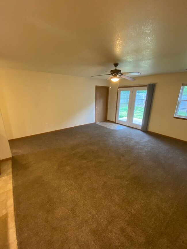 Building Photo - Beautiful 2 bedroom 1 bathroom duplex close to FLW!!