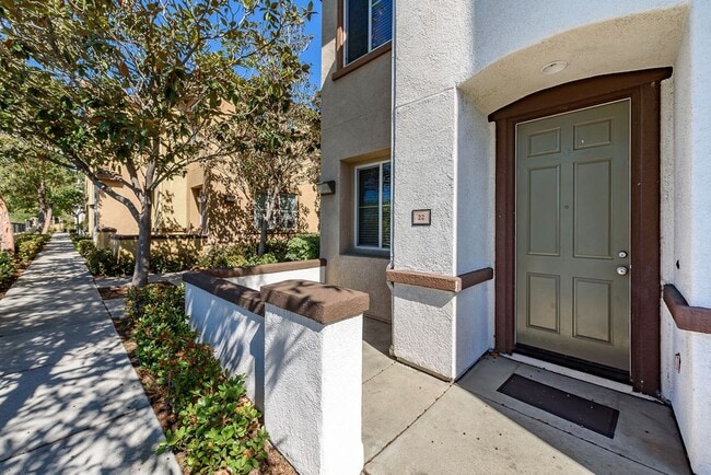 Building Photo - Serenity and Luxury Abound in Eastlake!