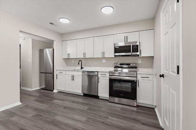 Building Photo - Redone townhouse