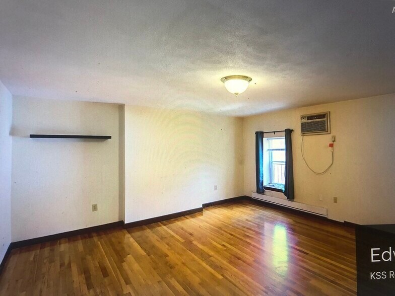 Building Photo - 273 Main St