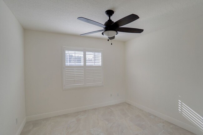 Building Photo - 633 Spring Oaks Blvd