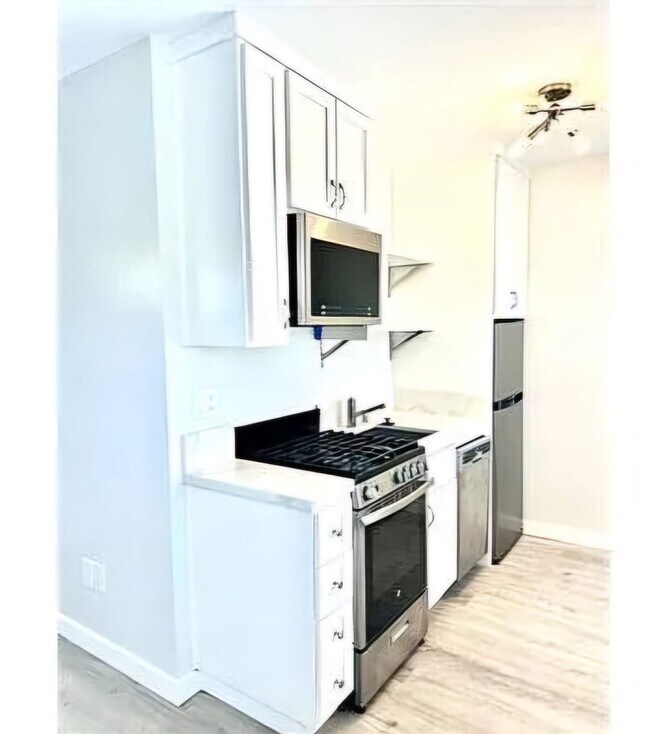 Building Photo - 613 S Prairie Avenue