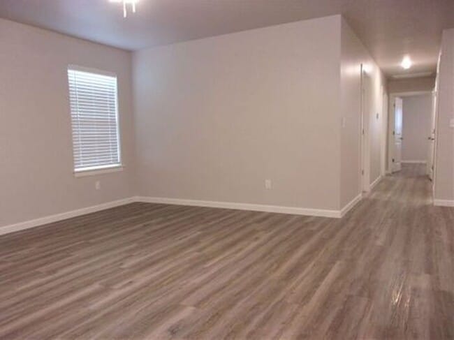 Building Photo - 3 Bed 2 Bath 2 Car Duplex in Chisholm Creek NW OKC