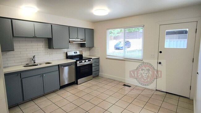 Building Photo - Remodeled 3 Bd 2 Ba Duplex Above Foothill