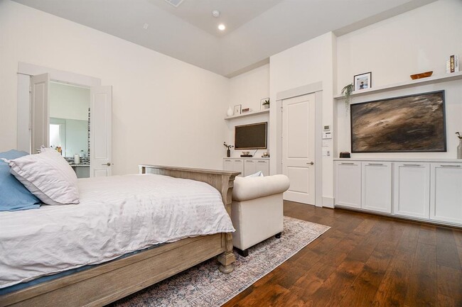 Building Photo - 3203 Blue Bonnet Blvd