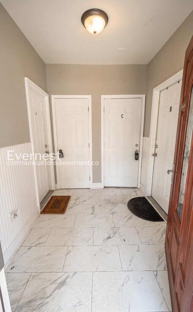 Building Photo - 2 Bed/1 Bath Condo with Modern Amenities / Vouchers Accepted / Available Now!