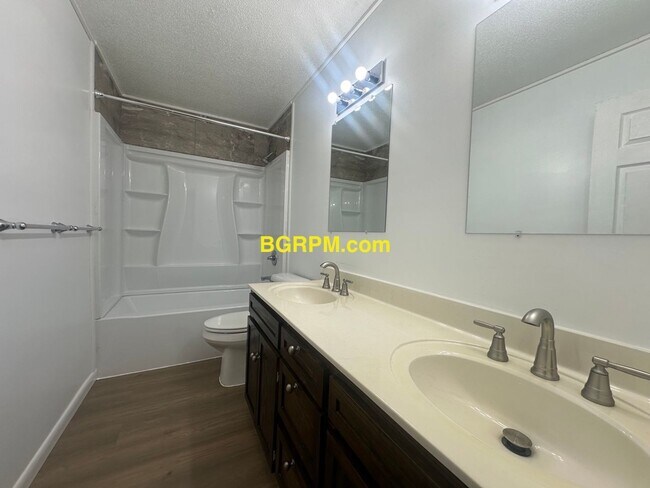 Building Photo - 3 BD 1 BA