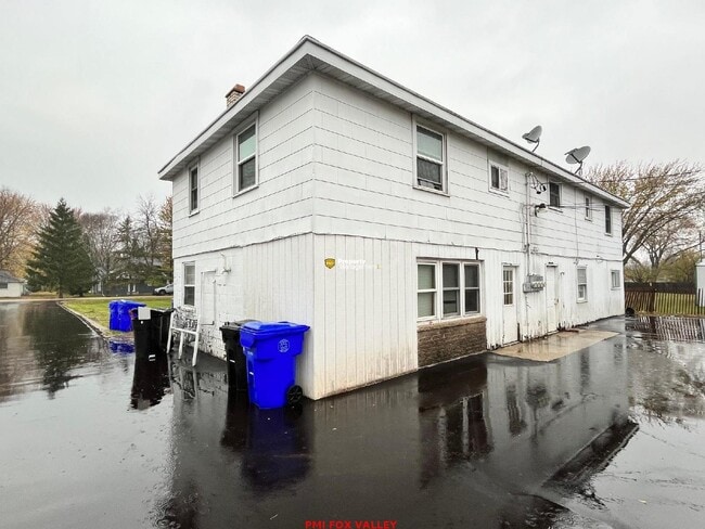 Building Photo - Charming 2 Bed, 1 Bath Apartment in Appleton, WI - Spacious & Convenient!