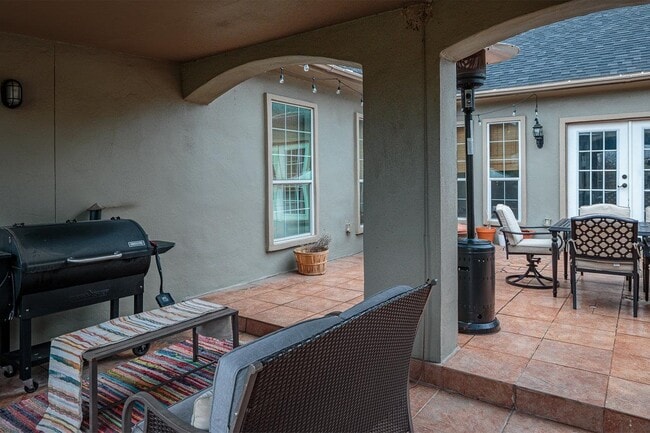 Building Photo - 121 La Paloma Dr