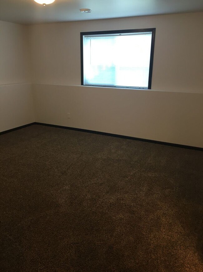Building Photo - 3 Bed 2 Bath Twin Home