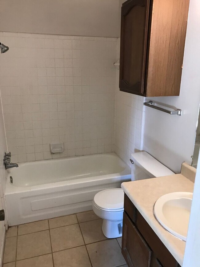 Building Photo - 700 Vassar Ct