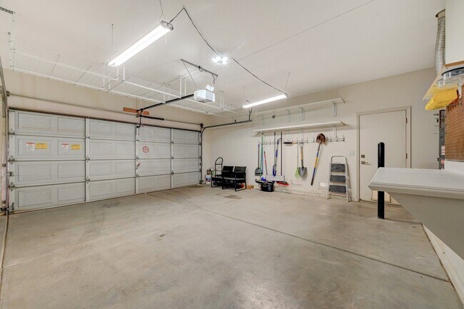 Building Photo - Marvelous Single Story, 3 Bedroom Home with NO HOA!