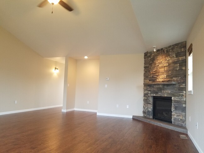 Building Photo - Radiant lake - 3 Bedroom Home