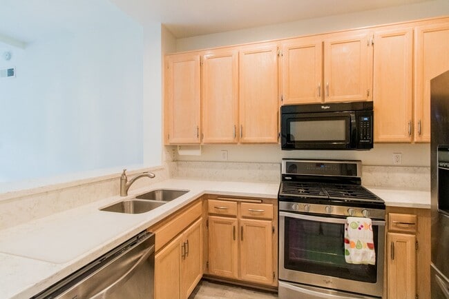 Building Photo - Beautiful 2 Bed, 2.5 Bath Two-Story Townhome in Belsera