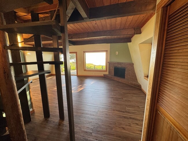 Building Photo - Beautiful Ocean Front Home in Seal Rock!
