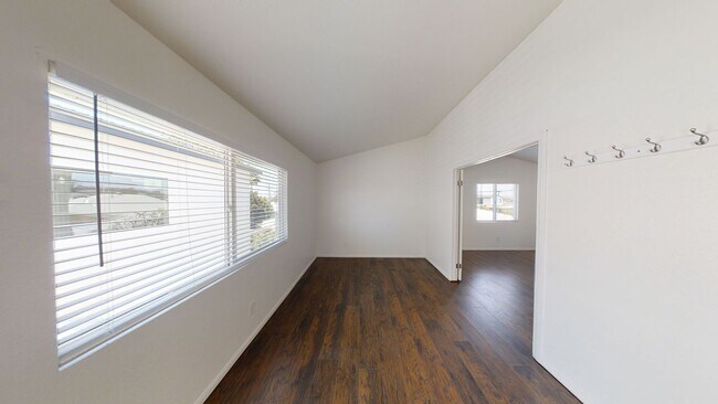 Building Photo - Huge 6BD/3BA on 63rd! (Lease out, pending ...