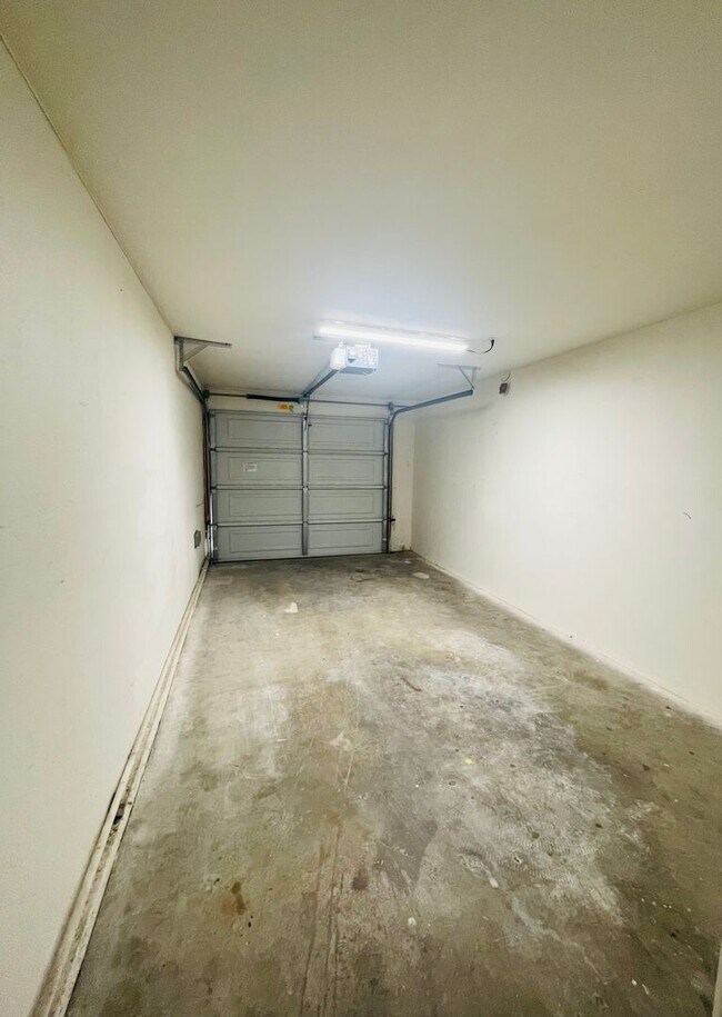 Building Photo - 807