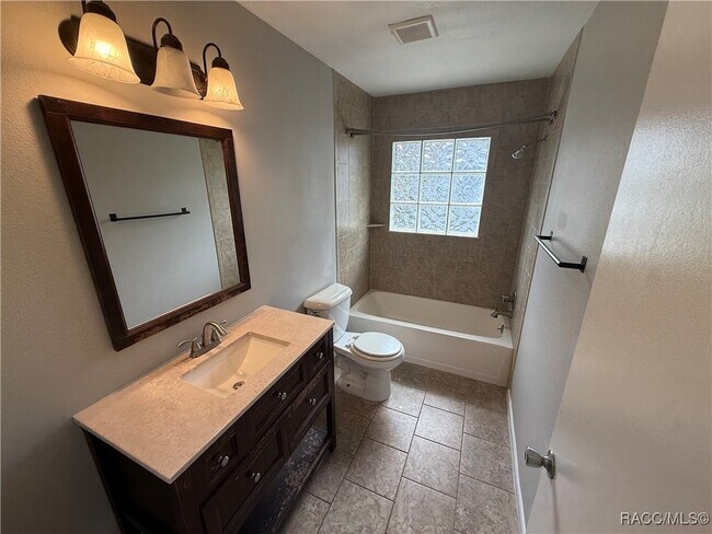 Building Photo - 920 N Lyle Ave