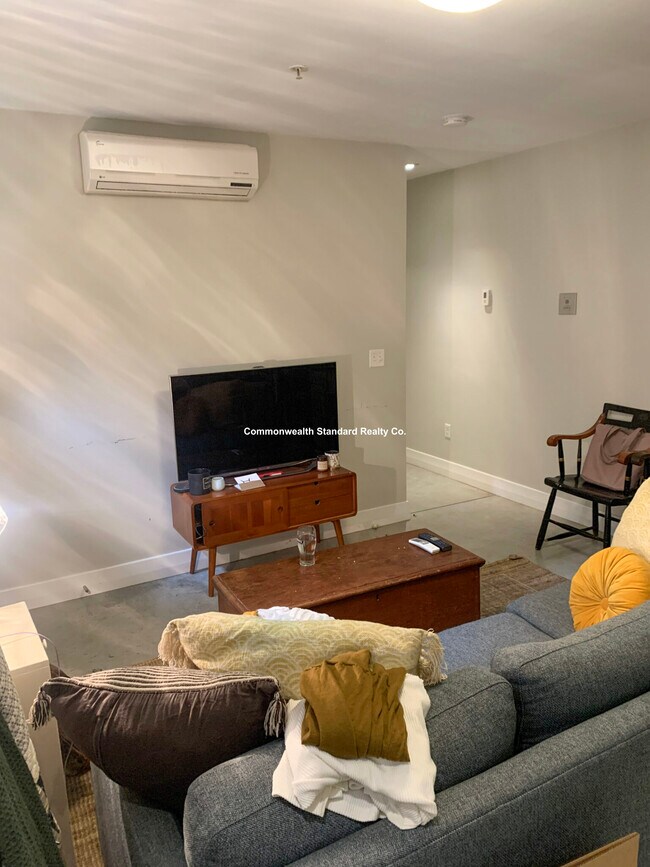 Building Photo - 33 Anderson St