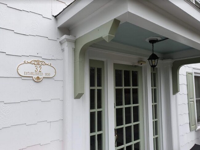 Building Photo - Calling all dog lovers! 1 Bedroom Condo in...