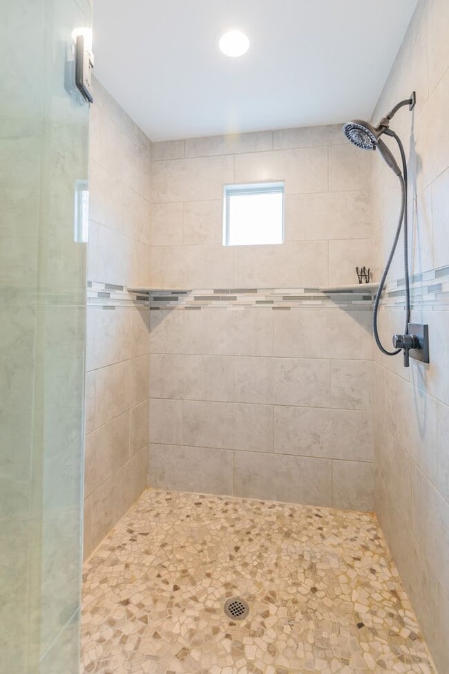 Building Photo - Modern 4 Bed 3 Bath - Pets Allowed!