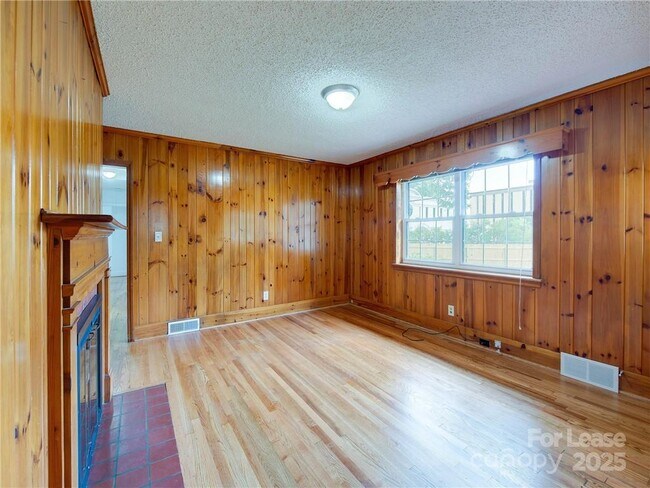 Building Photo - 1422 Holmes Dr