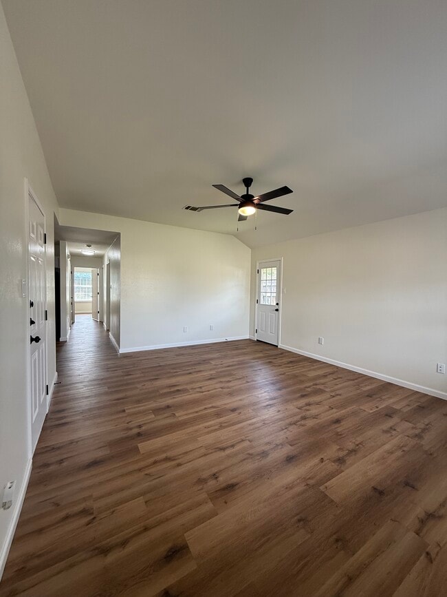Building Photo - 501 Manhattan Dr