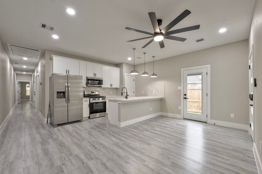 Building Photo - 7811 Sandra St