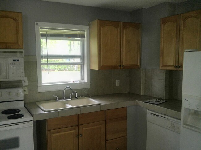 Building Photo - 3 Bedroom with easy access to freeway, downtown Grandview