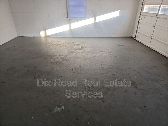 Building Photo - 1750 N Staunton Dr