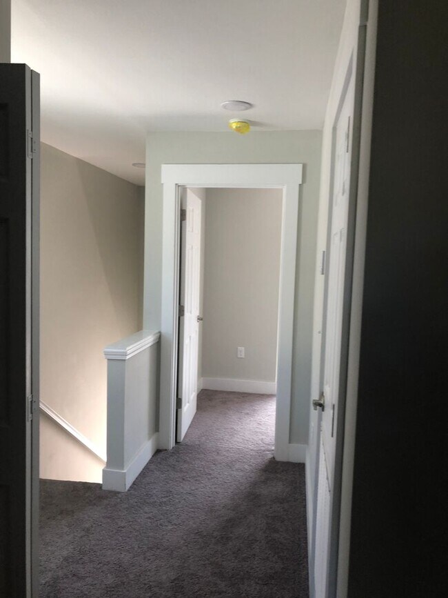 Building Photo - Gorgeous 3 Bedroom 2.5 Bath Townhome