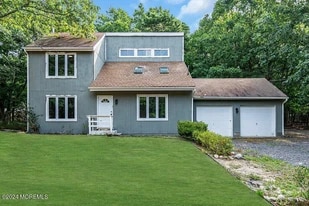 Building Photo - 916 W Commodore Blvd