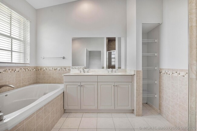 Building Photo - 3505 Lakeside Dr